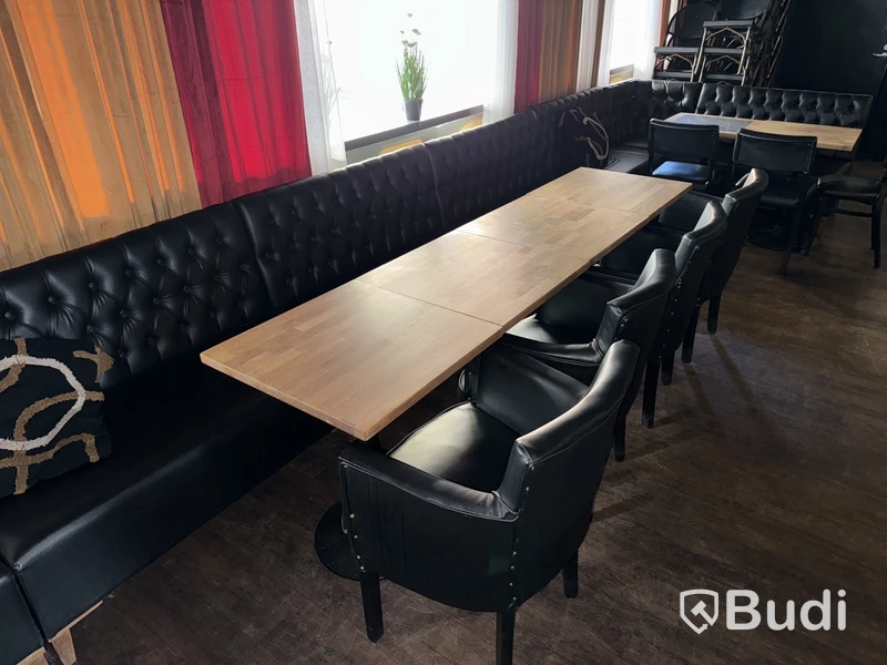 Stort parti med restaurangmöbler
