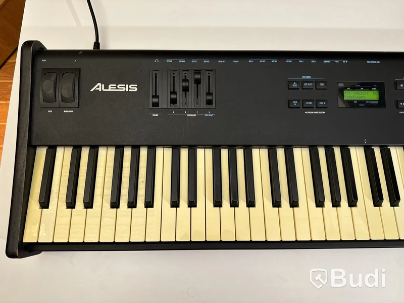 Keyboard - Alesis QS8