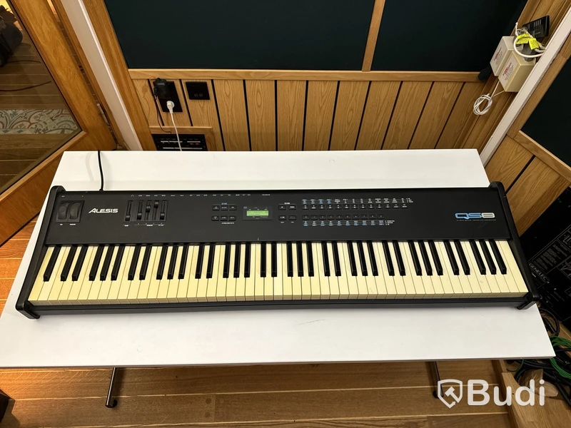 Keyboard - Alesis QS8