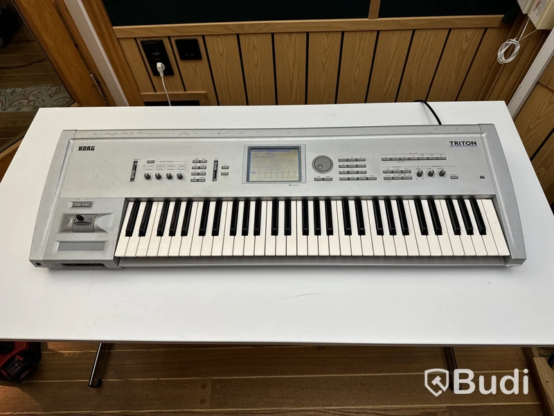Synthesizer - Korg Triton