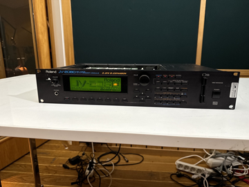 Synthesizer - Roland JV-2080