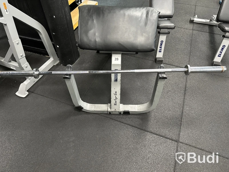 Tre bänkar och en bicepcurlbänk