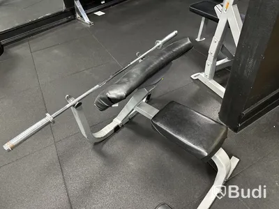 Tre bänkar och en bicepcurlbänk