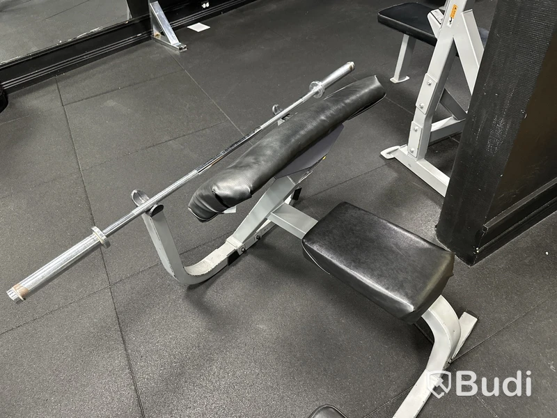 Tre bänkar och en bicepcurlbänk