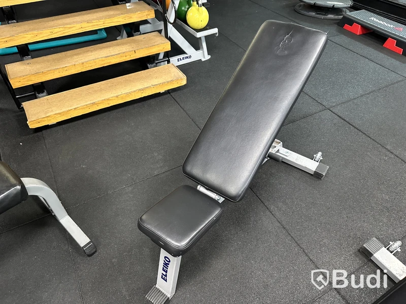 Tre bänkar och en bicepcurlbänk