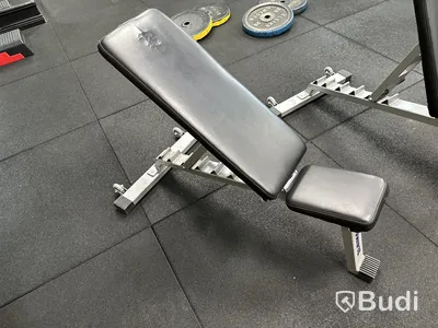 Tre bänkar och en bicepcurlbänk