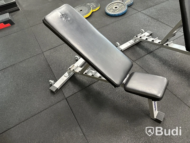 Tre bänkar och en bicepcurlbänk