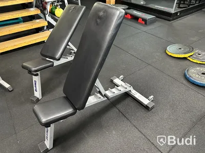 Tre bänkar och en bicepcurlbänk