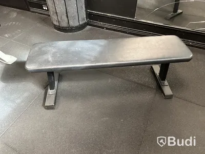 Tre bänkar och en bicepcurlbänk
