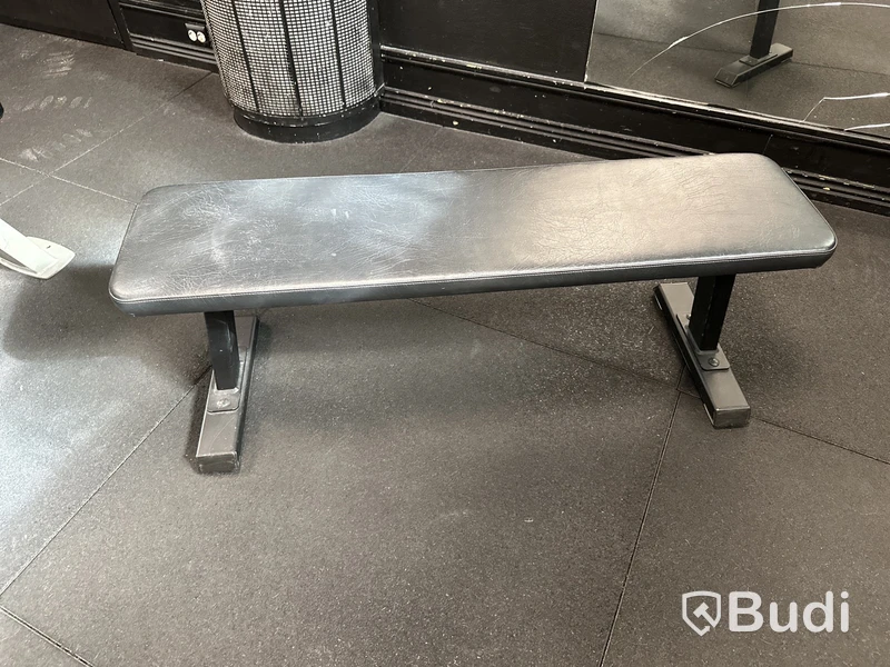Tre bänkar och en bicepcurlbänk
