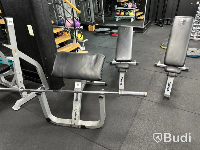 Tre bänkar och en bicepcurlbänk