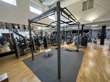 Crossfit-rigg med golvmatta.