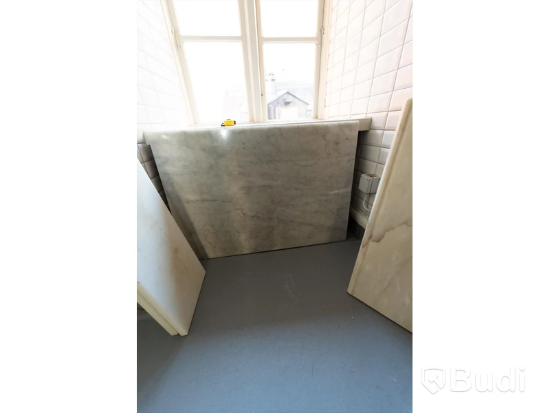 Marmorskivor 2st totalt varav 1st 55x80cm, 1st 100x70