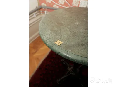 Massivt bord med marmorerad stenskiva på metallfot