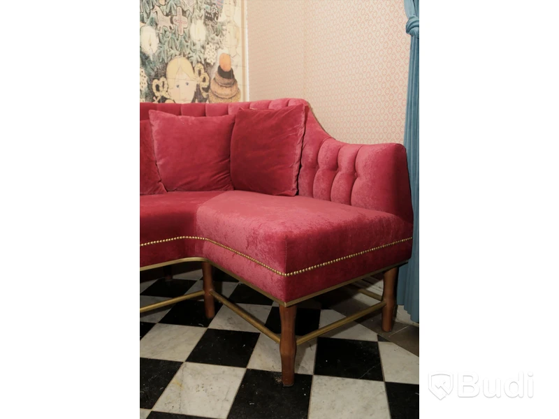 Soffa i sammetsliknande tyg med 3 kuddar