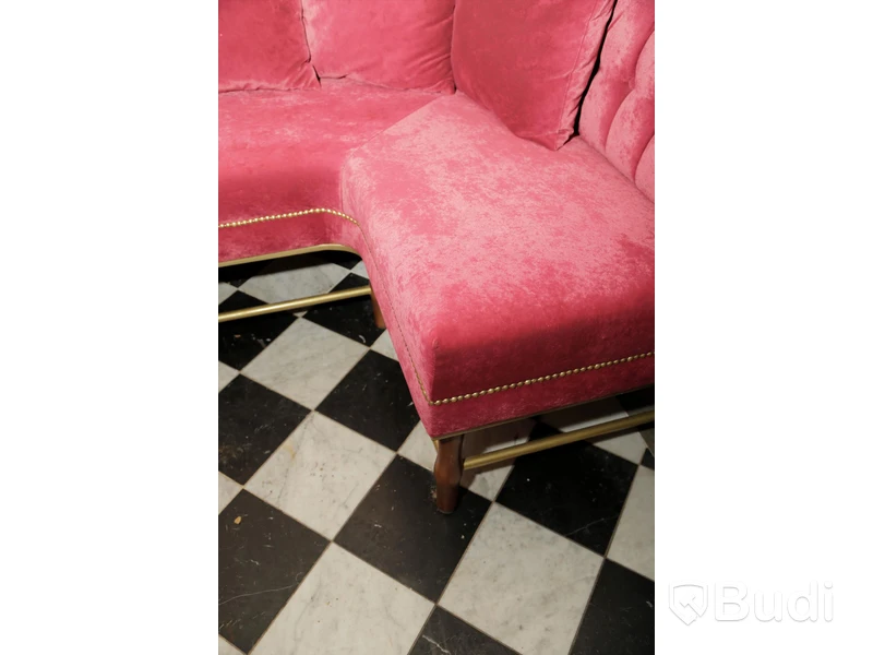 Soffa i sammetsliknande tyg med 3 kuddar