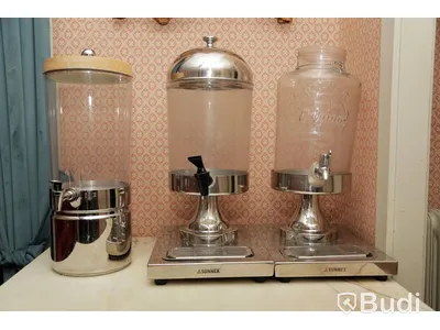 3 stycken juice/vätskedispenser samt bänk