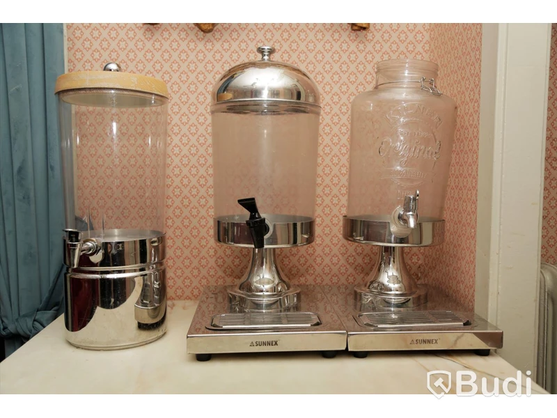 3 stycken juice/vätskedispenser samt bänk