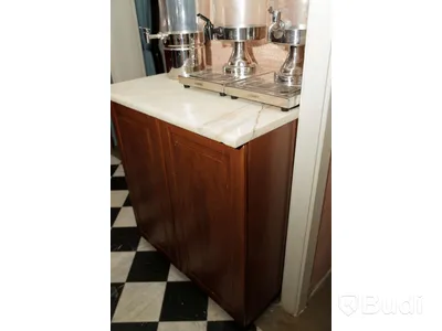 3 stycken juice/vätskedispenser samt bänk