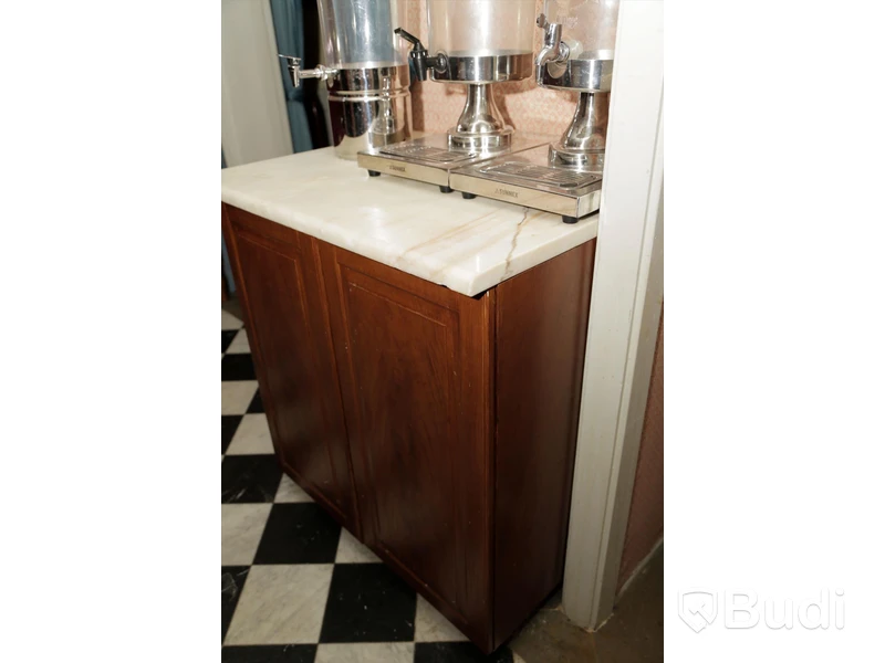 3 stycken juice/vätskedispenser samt bänk