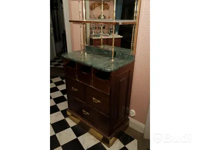 Serveringsmöbel i marmor och trä med spegel. 2 stycken Kakfat designad av Laura Ashley ingår
