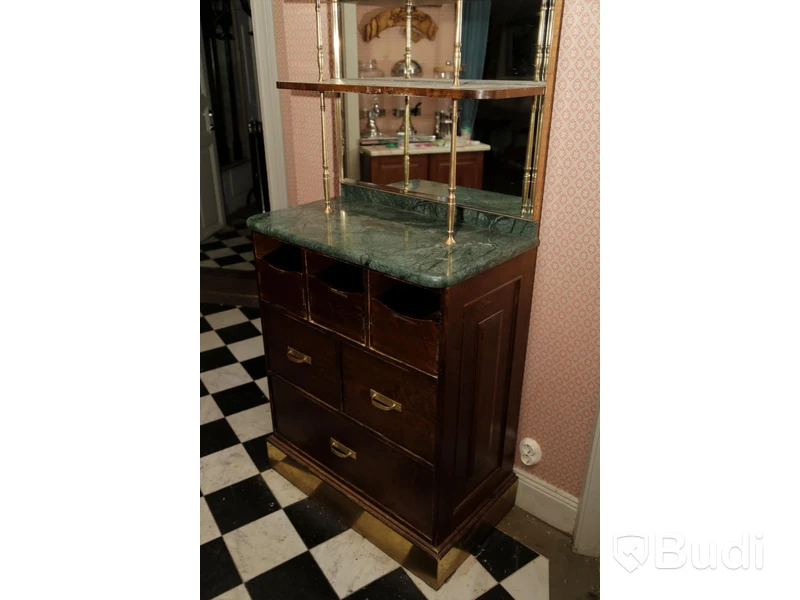 Serveringsmöbel i marmor och trä med spegel. 2 stycken Kakfat designad av Laura Ashley ingår
