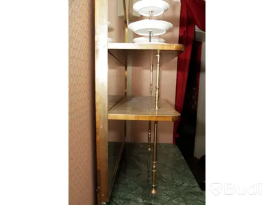 Serveringsmöbel i marmor och trä med spegel. 2 stycken Kakfat designad av Laura Ashley ingår