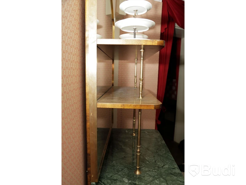 Serveringsmöbel i marmor och trä med spegel. 2 stycken Kakfat designad av Laura Ashley ingår