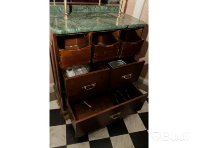 Serveringsmöbel i marmor och trä med spegel. 2 stycken Kakfat designad av Laura Ashley ingår