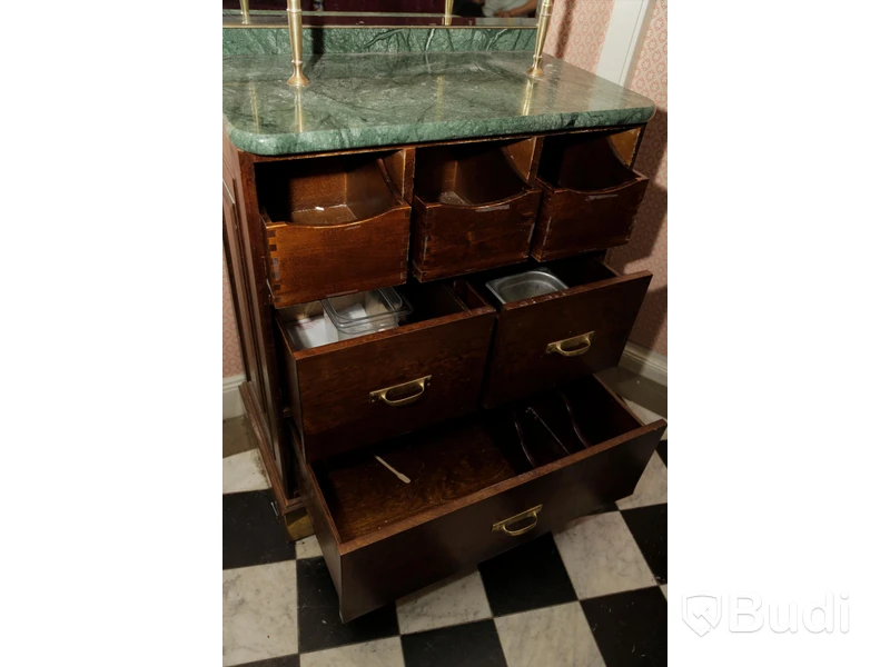 Serveringsmöbel i marmor och trä med spegel. 2 stycken Kakfat designad av Laura Ashley ingår