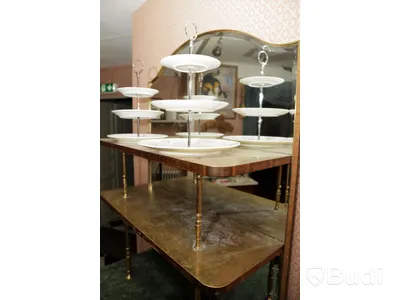 Serveringsmöbel i marmor och trä med spegel. 2 stycken Kakfat designad av Laura Ashley ingår
