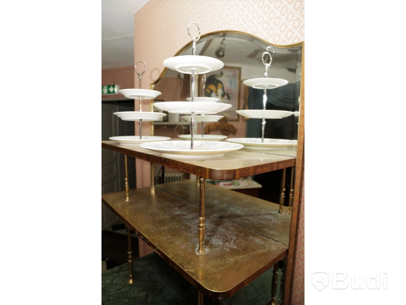 Serveringsmöbel i marmor och trä med spegel. 2 stycken Kakfat designad av Laura Ashley ingår