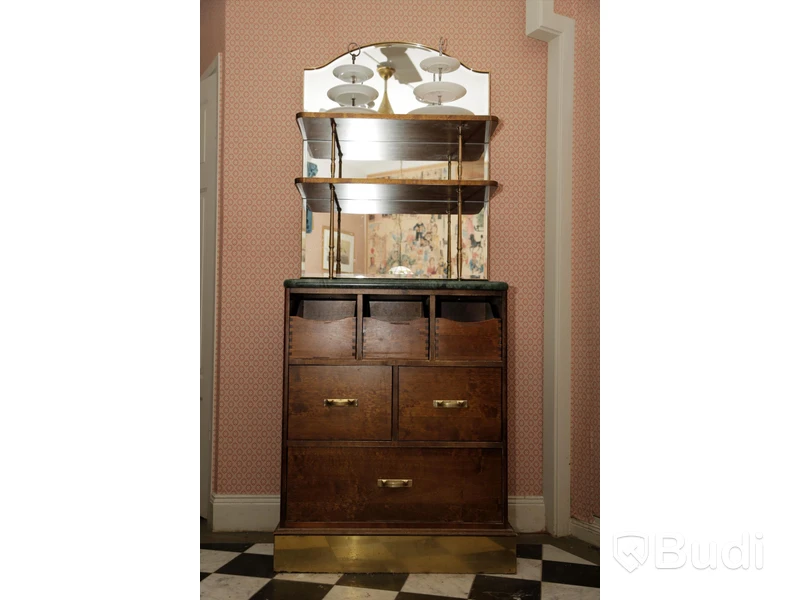 Serveringsmöbel i marmor och trä med spegel. 2 stycken Kakfat designad av Laura Ashley ingår