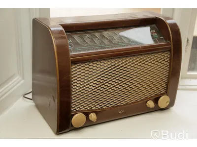 Set med radio och bordslampa