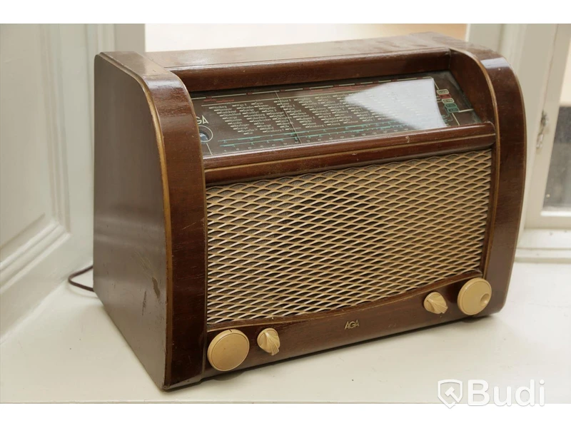 Set med radio och bordslampa