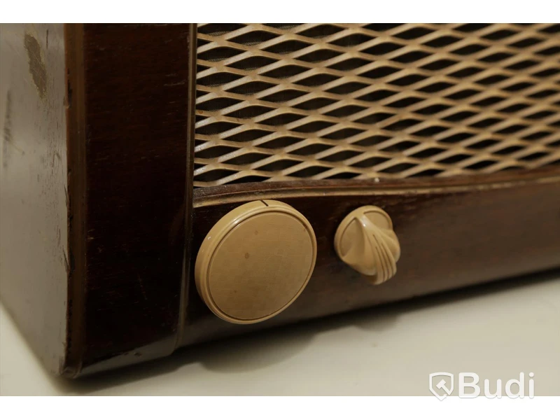 Set med radio och bordslampa