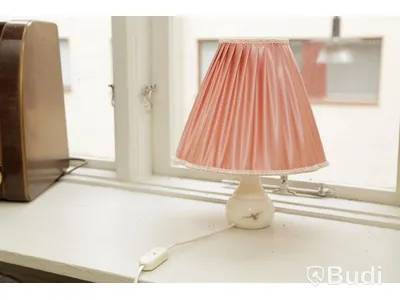 Set med radio och bordslampa