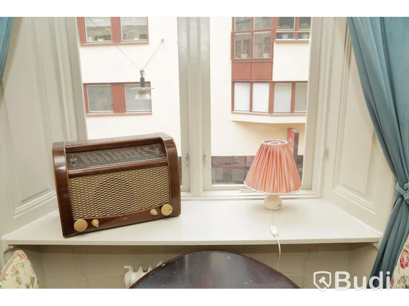 Set med radio och bordslampa