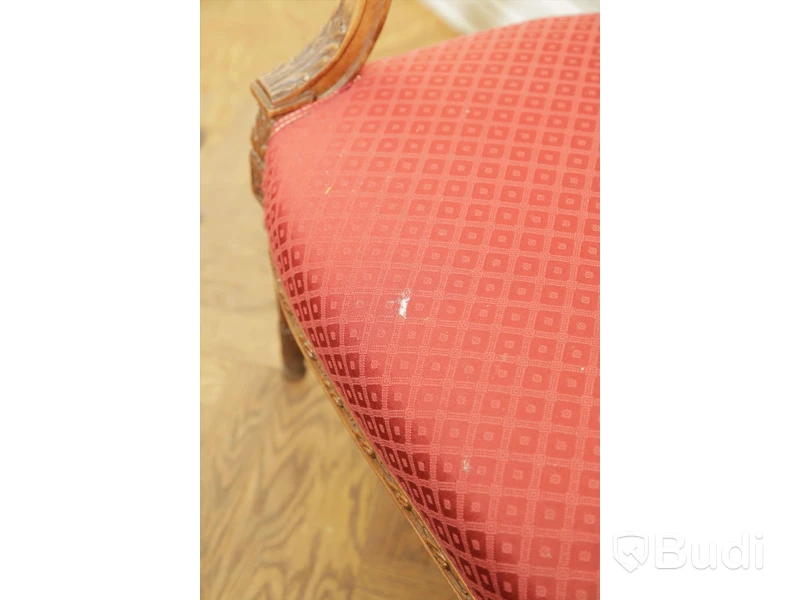 Soffa i textil och trä