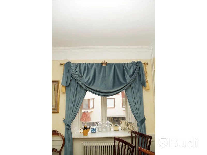 Set med 4 gardinpar för fönster samt 4 stycken för dörr i sammetsliknande tyg