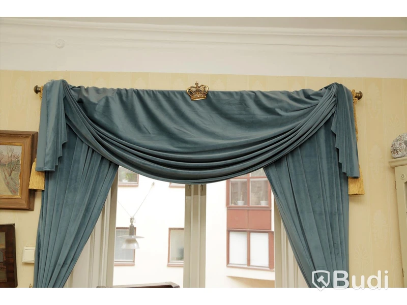 Set med 4 gardinpar för fönster samt 4 stycken för dörr i sammetsliknande tyg