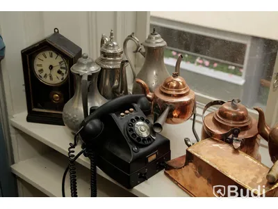 Diverse föremål såsom telefon, bordsur och kopparkannor m.m. 18 stycken