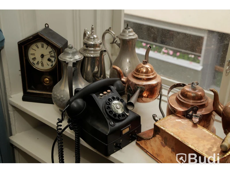 Diverse föremål såsom telefon, bordsur och kopparkannor m.m. 18 stycken