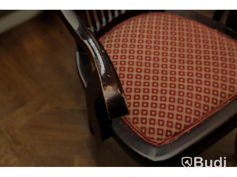 3 stolar i textil och trä