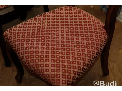 3 stolar i textil och trä