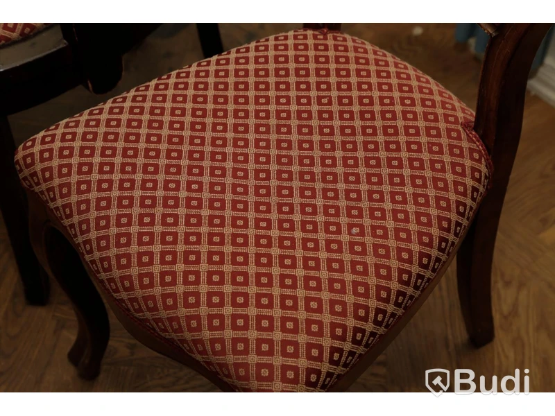 3 stolar i textil och trä