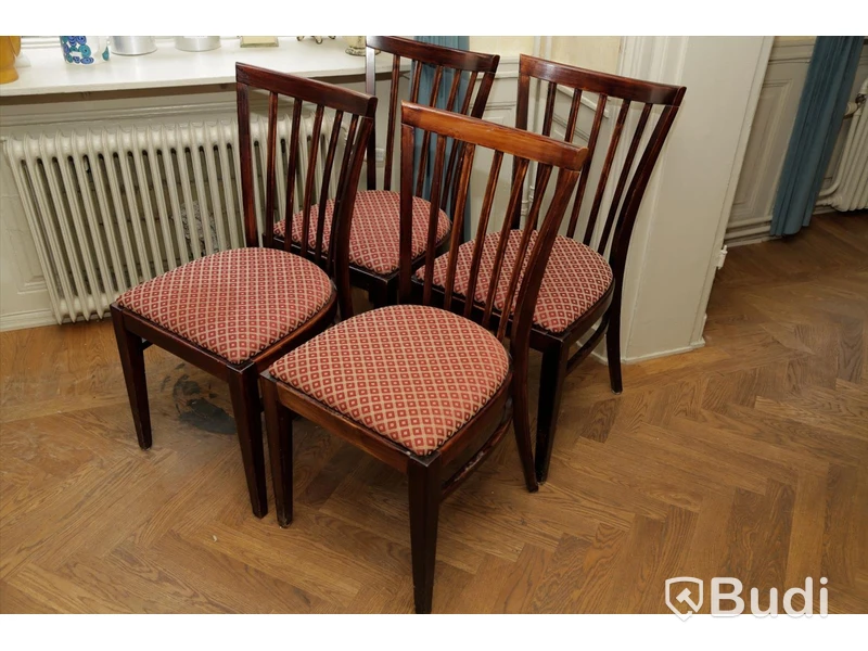 Set om 4 stolar i trä och textil