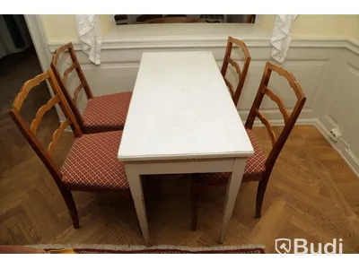 Set om träbord med 4 stolar