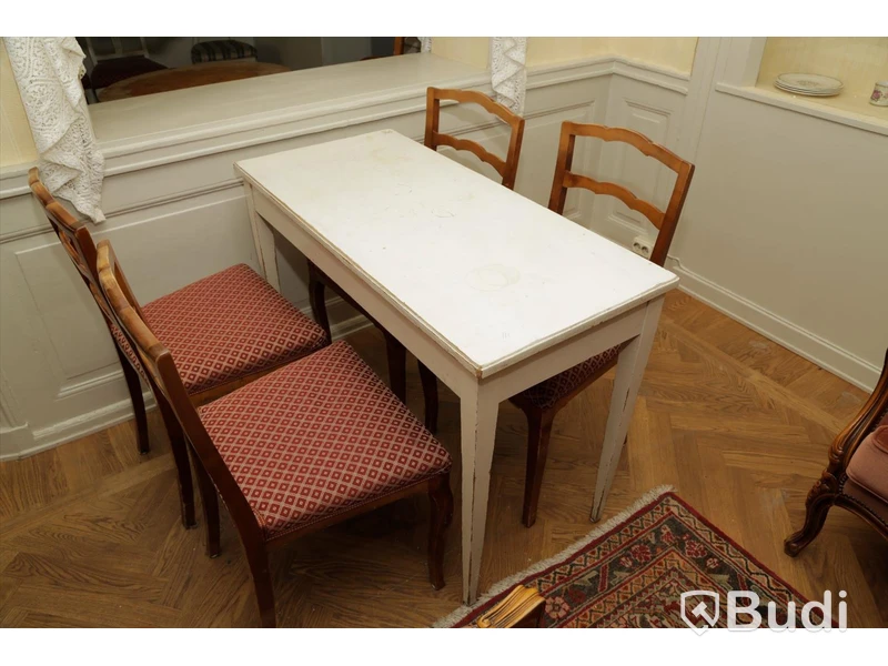 Set om träbord med 4 stolar