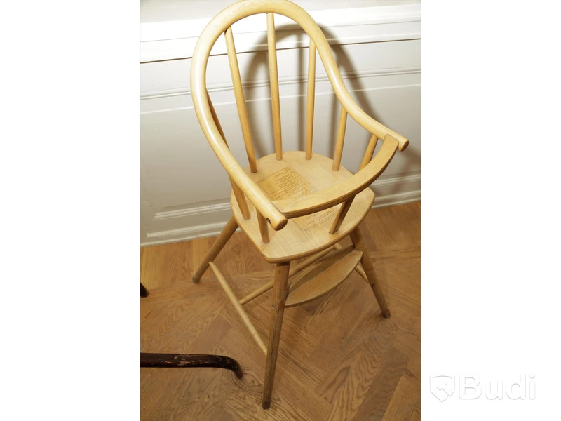 Set med klädhängare och barnstol